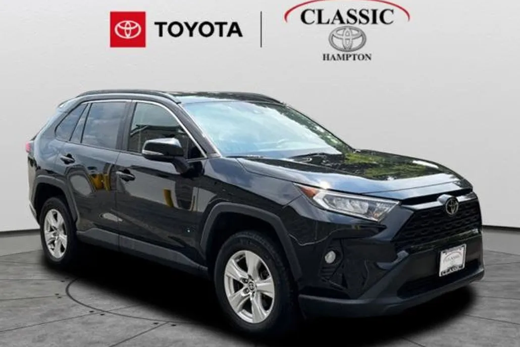 2021 Toyota RAV4 XLE photo 1