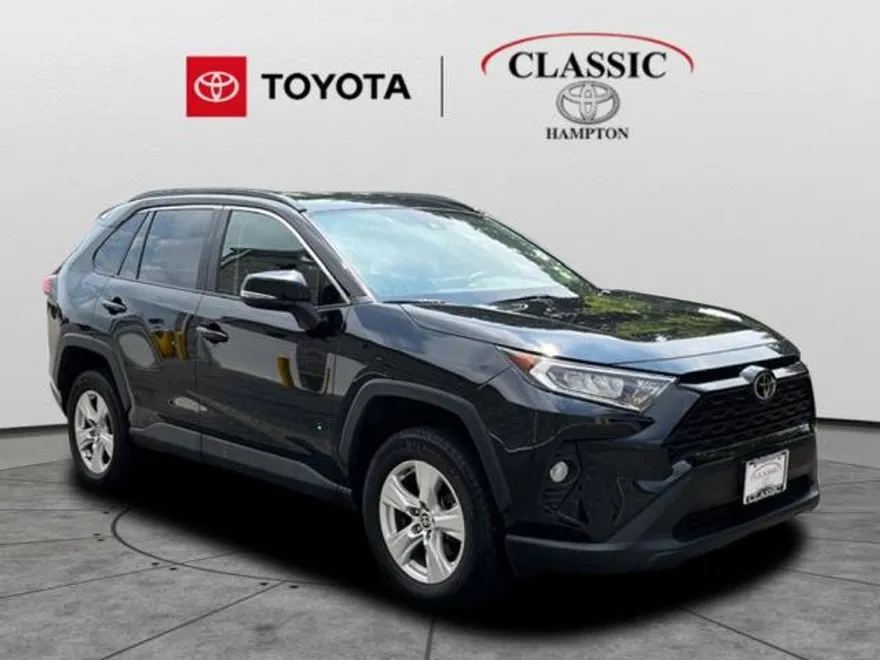 2021 Toyota RAV4 XLE photo 1