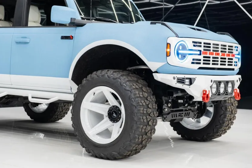 2025 Ford Bronco Base photo 1