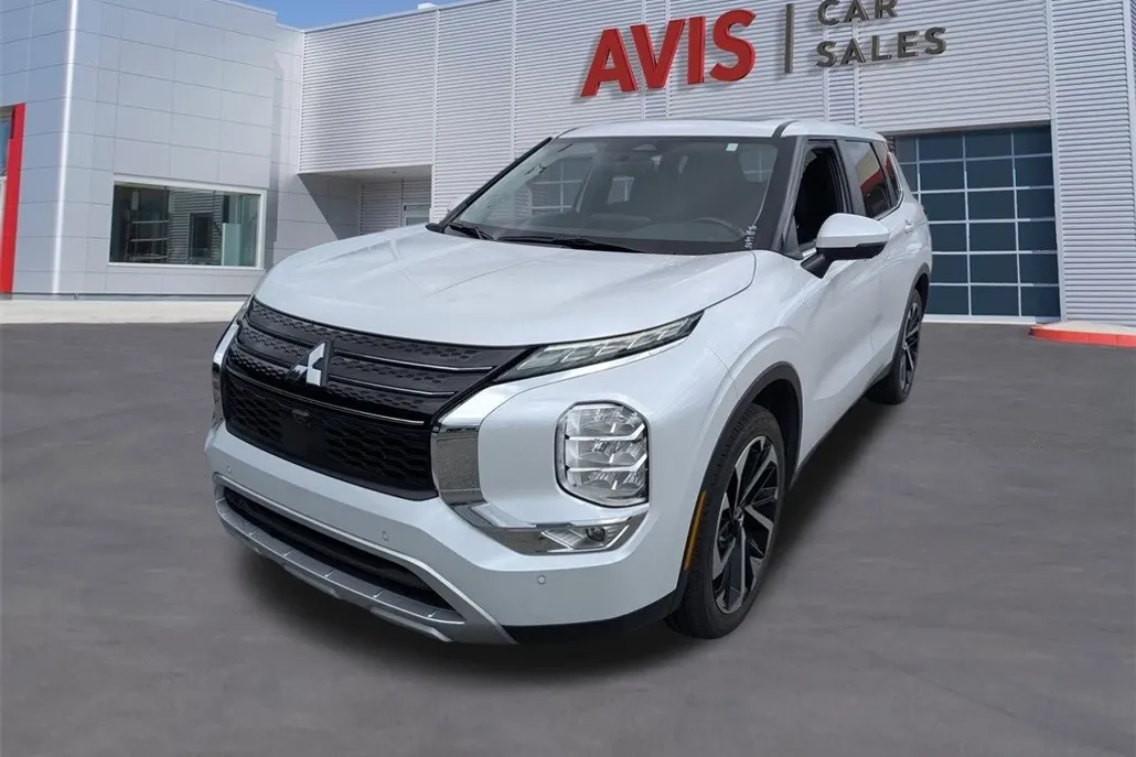 2024 Mitsubishi Outlander SE photo 1