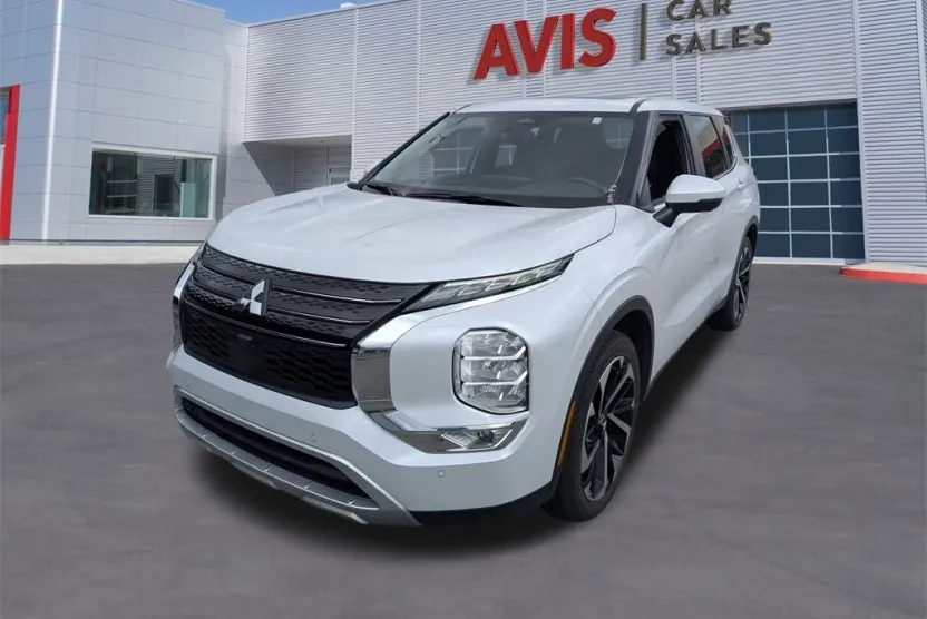 2024 Mitsubishi Outlander SE photo 1