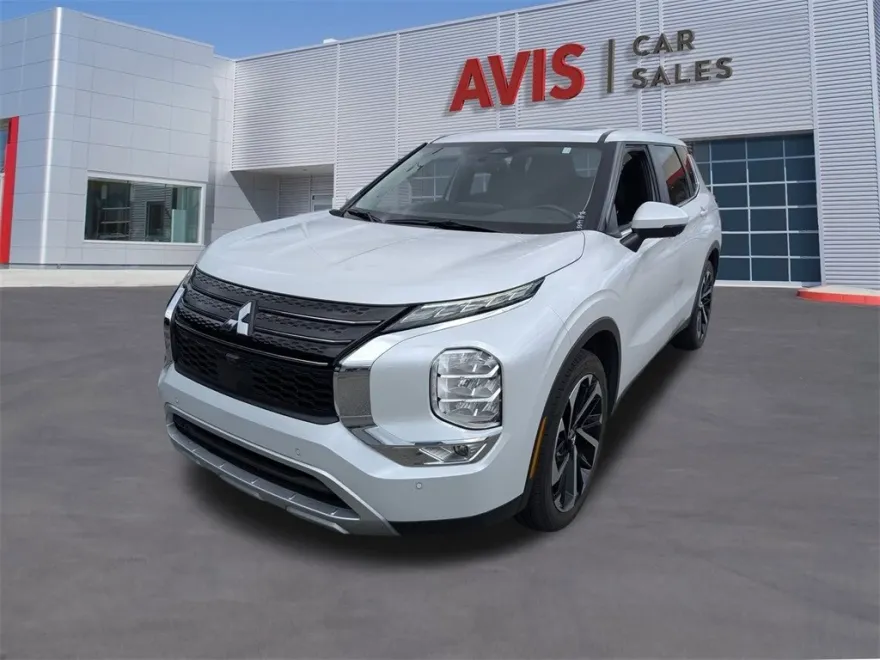 2024 Mitsubishi Outlander SE photo 1