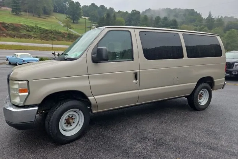 2011 Ford E-350 photo 1