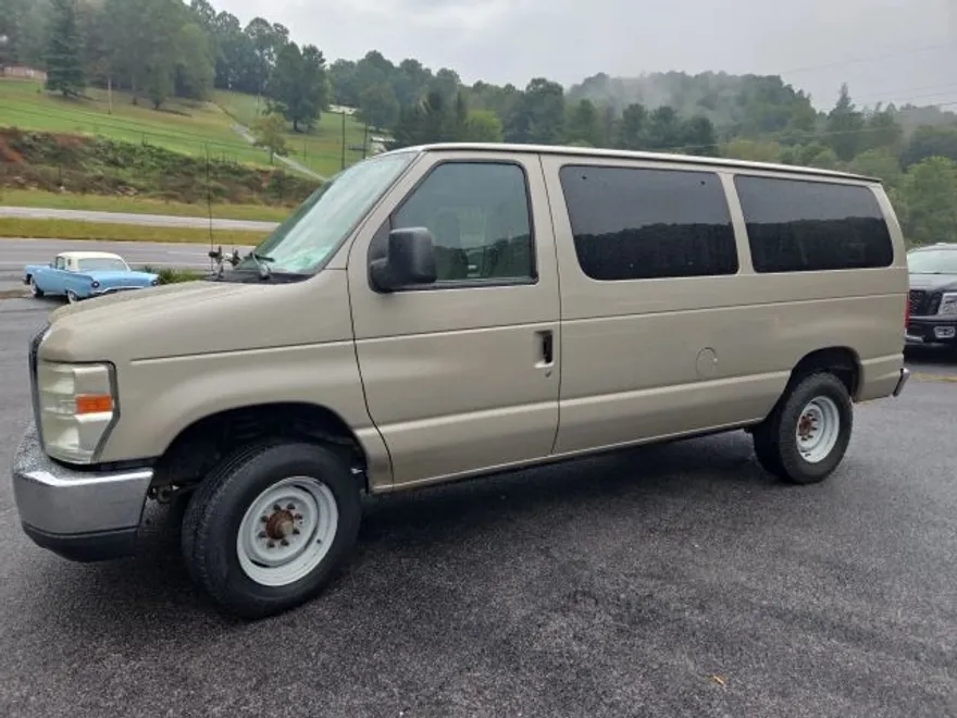 2011 Ford E-350 photo 1