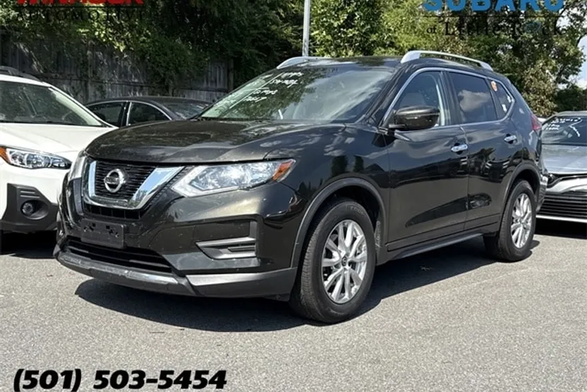 2017 Nissan Rogue SV photo 1