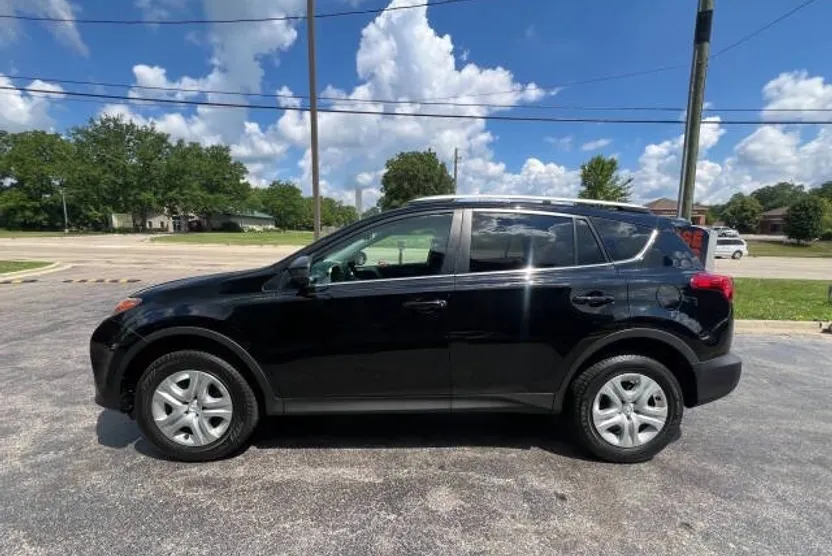 2014 Toyota RAV4 LE photo 1