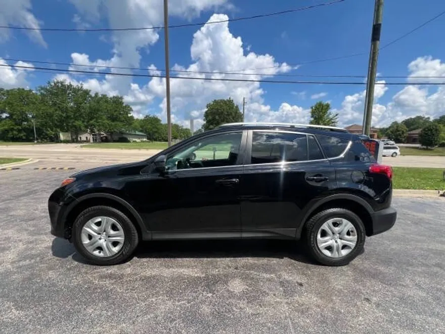 2014 Toyota RAV4 LE photo 1