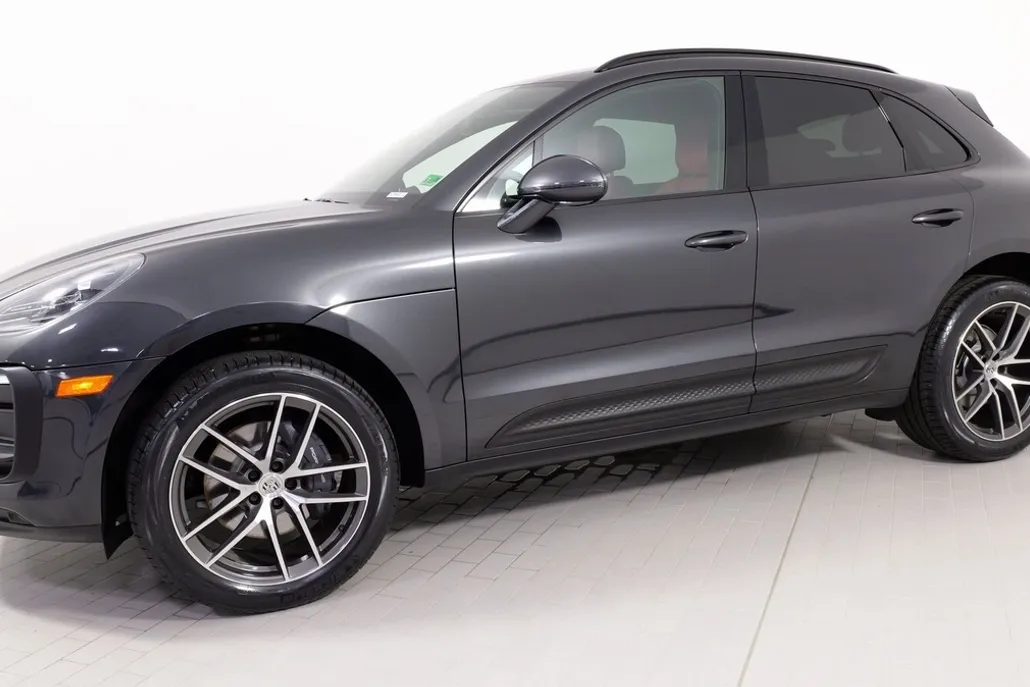 2023 Porsche Macan Base photo 1
