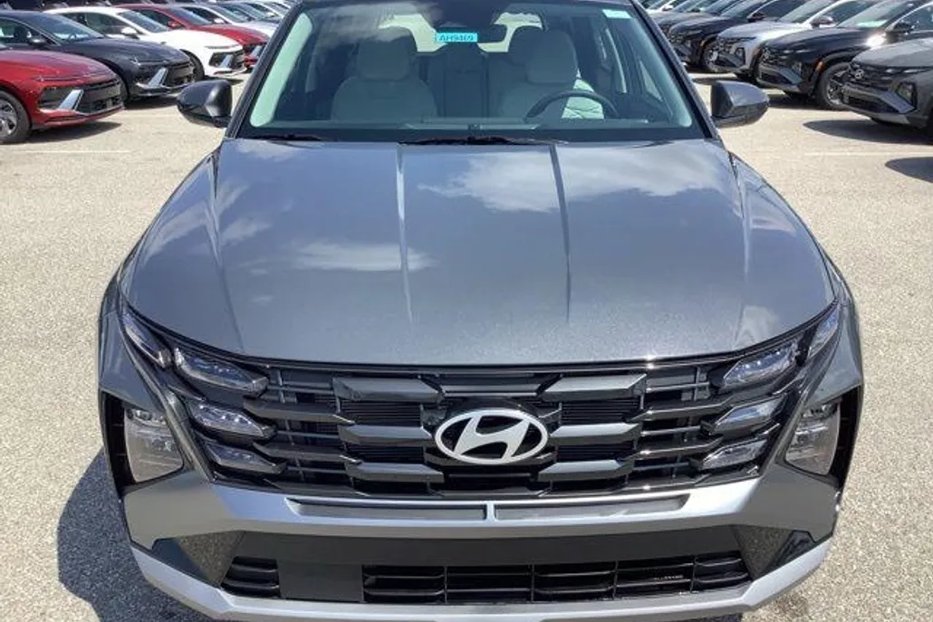 2025 Hyundai Tucson SE photo 1