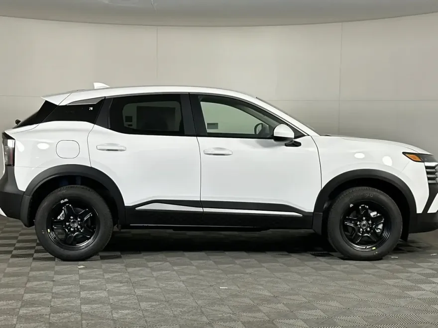 2025 Nissan Kicks SV photo 1