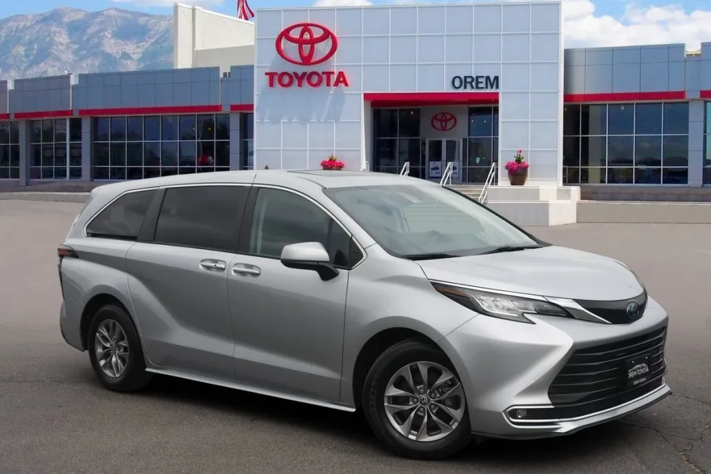 2022 Toyota Sienna XLE photo 1