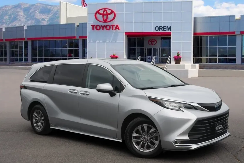 2022 Toyota Sienna XLE photo 1