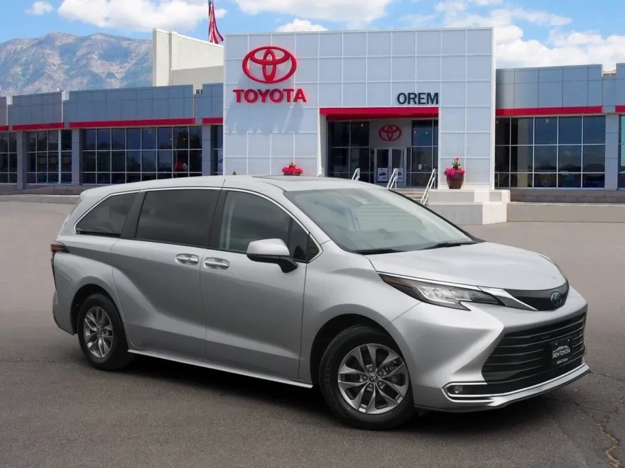 2022 Toyota Sienna XLE photo 1