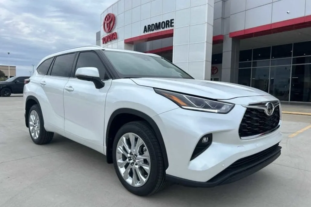 2025 Toyota Highlander XLE photo 1