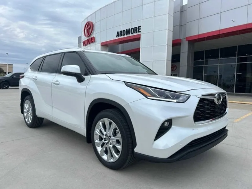 2025 Toyota Highlander XLE photo 1