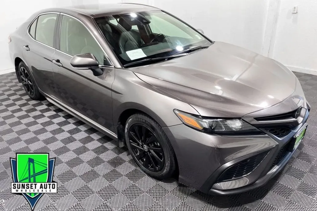2022 Toyota Camry SE photo 1