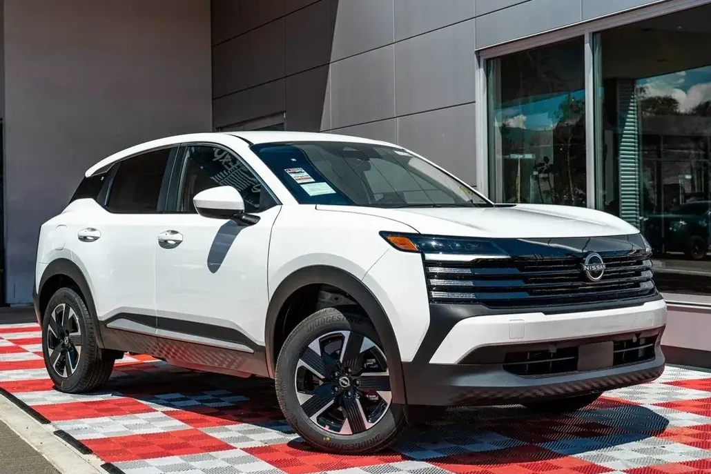 2025 Nissan Kicks SV photo 1