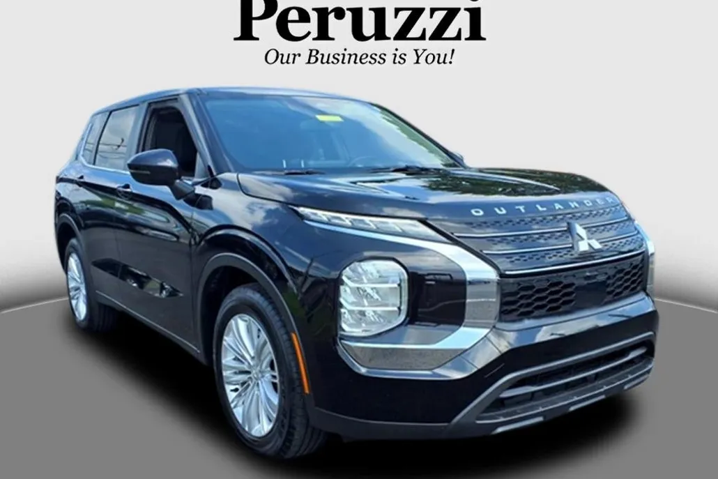 2024 Mitsubishi Outlander ES photo 1