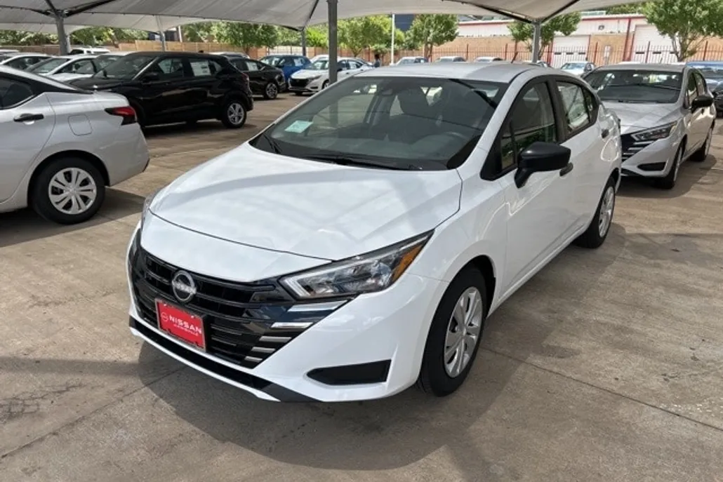 2025 Nissan Versa 1.6 S photo 1
