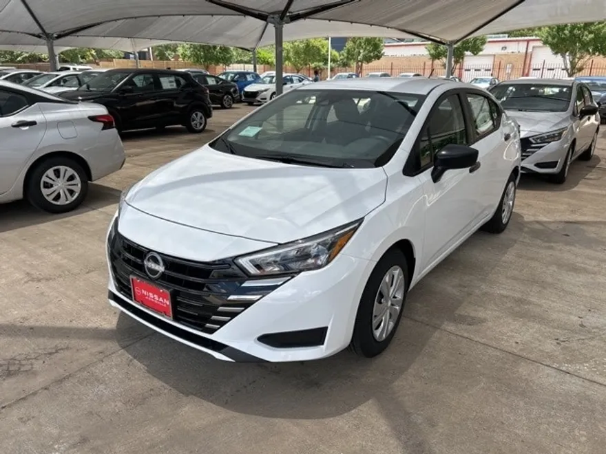 2025 Nissan Versa 1.6 S photo 1