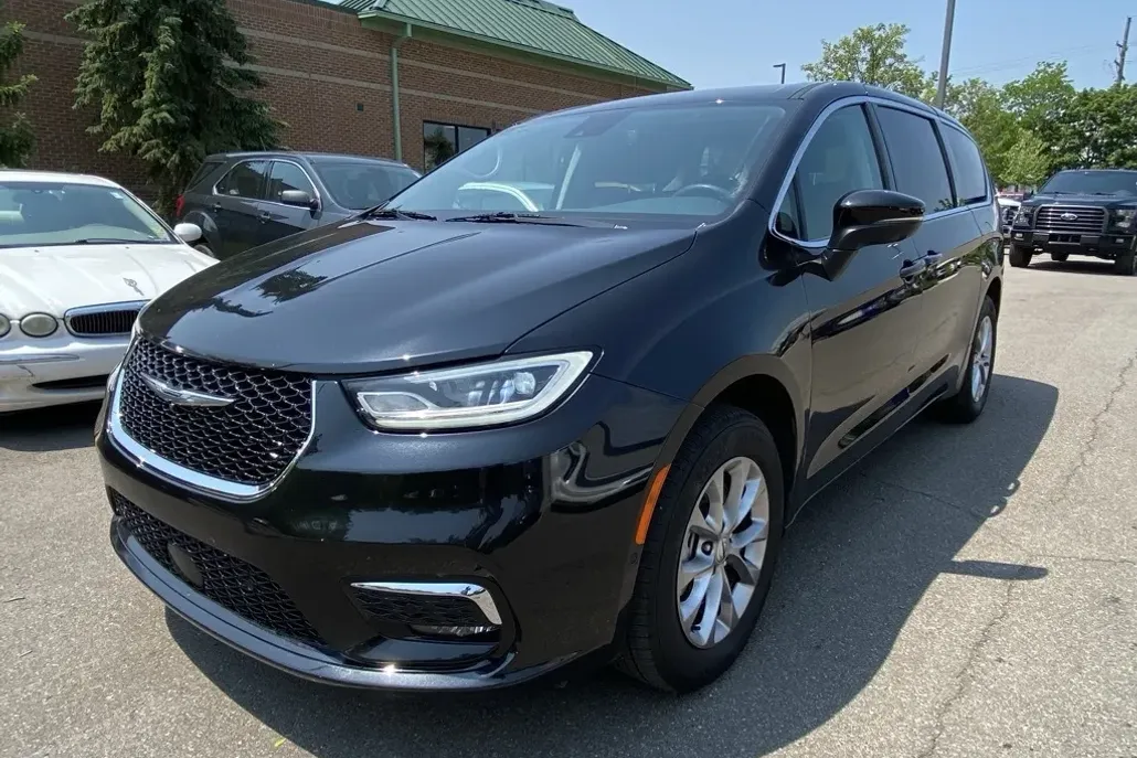 2023 Chrysler Pacifica Touring L photo 1