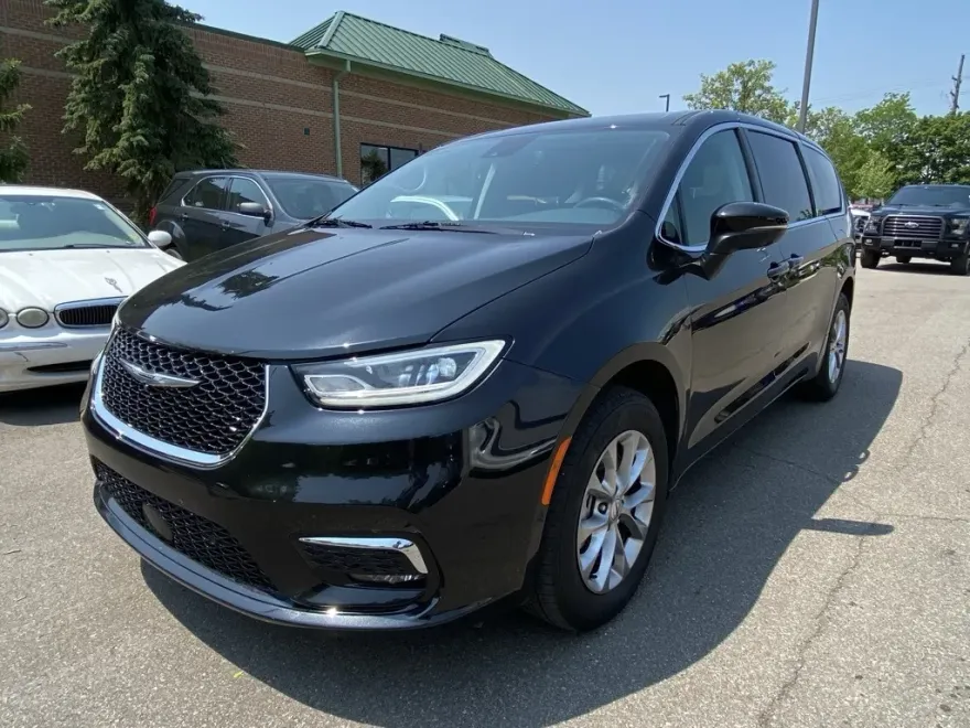 2023 Chrysler Pacifica Touring L photo 1