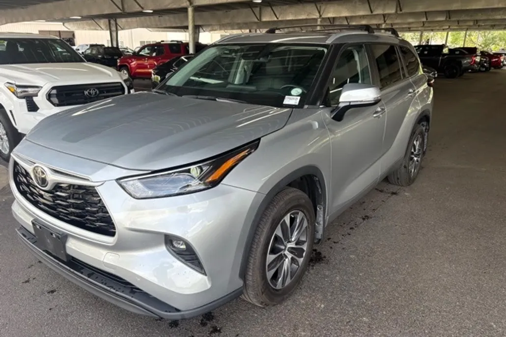 2023 Toyota Highlander XLE photo 1