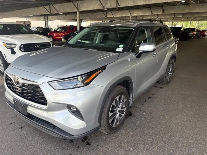 2023 Toyota Highlander XLE photo 1