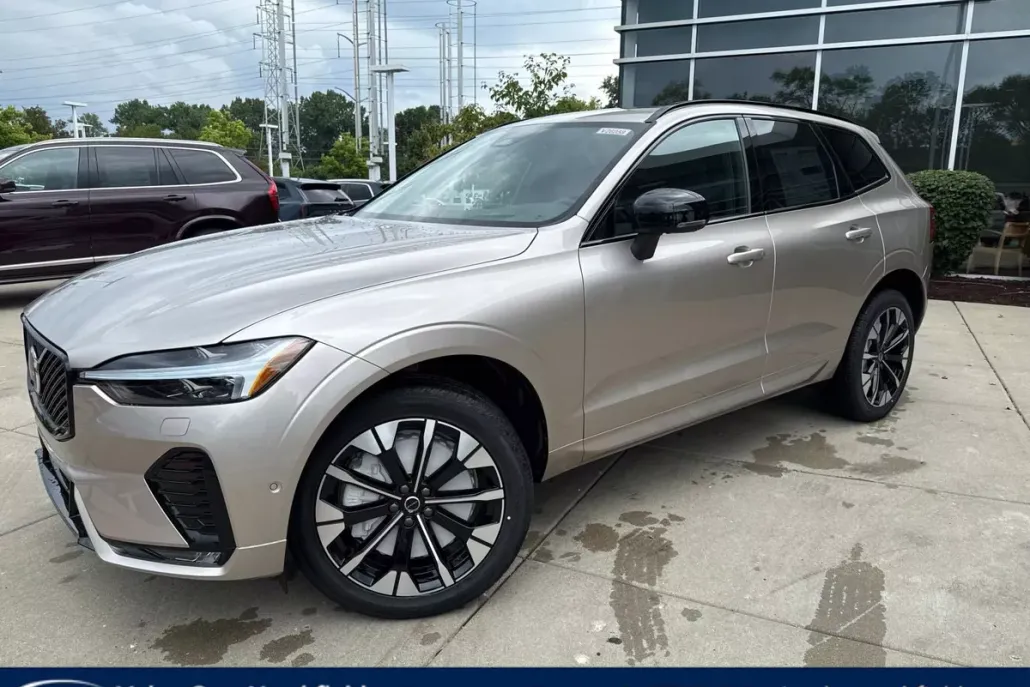 2026 Volvo XC60 B5 photo 1