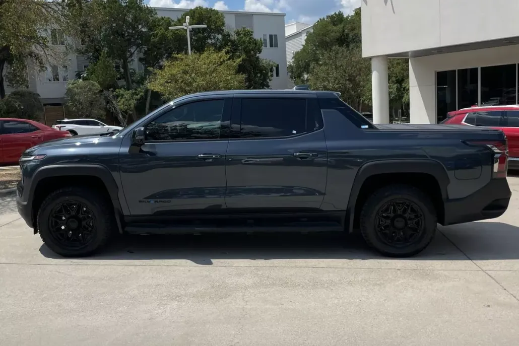 2025 Chevrolet Silverado EV LT photo 1