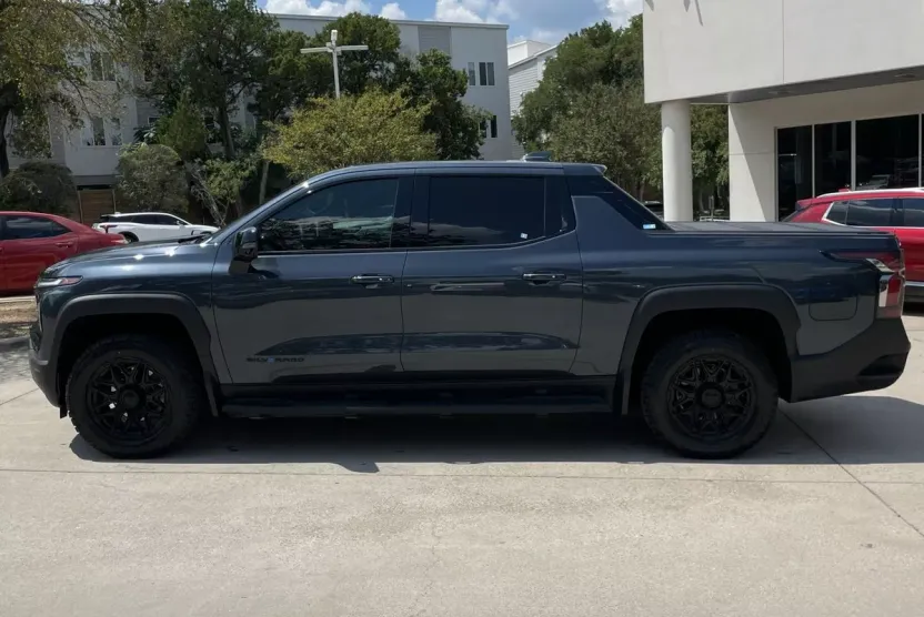 2025 Chevrolet Silverado EV LT photo 1