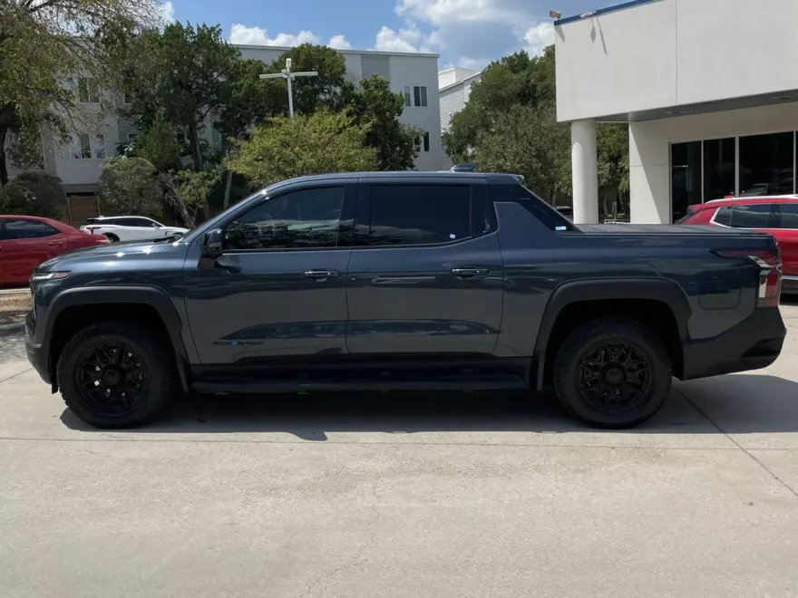 2025 Chevrolet Silverado EV LT photo 1