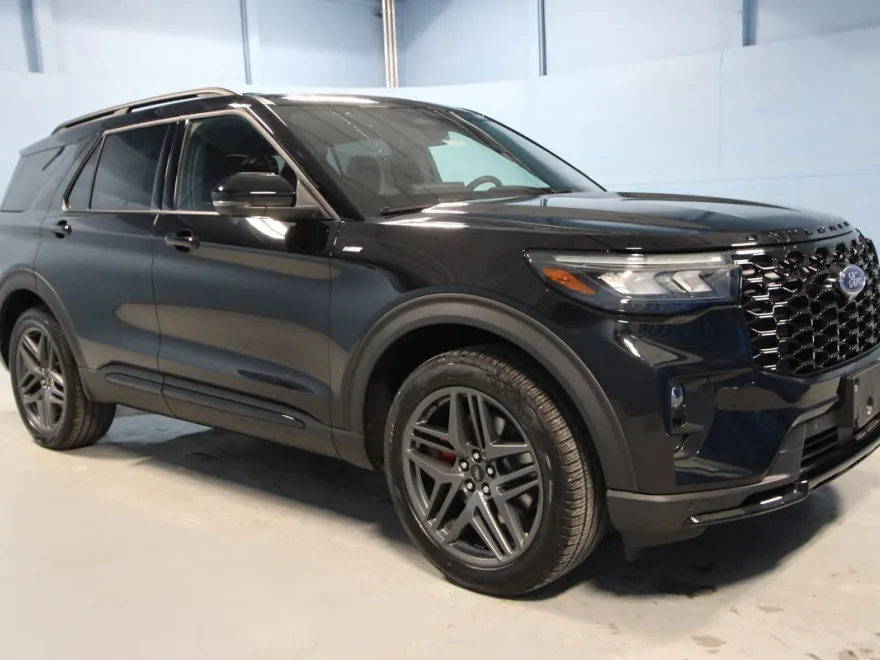 2025 Ford Explorer ST-Line photo 1
