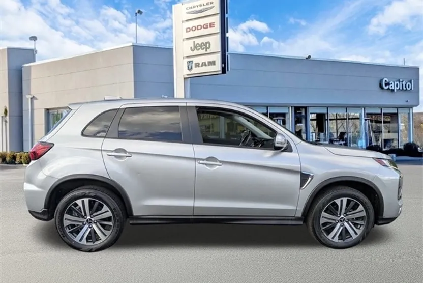 2024 Mitsubishi Outlander Sport SE photo 1