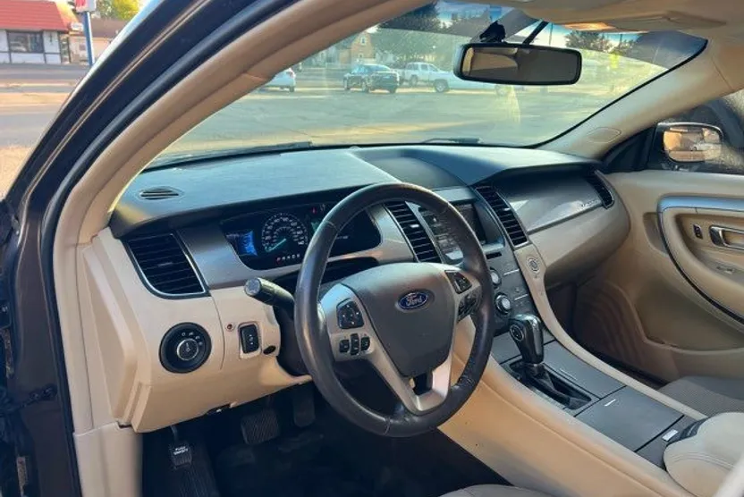 2015 Ford Taurus SEL photo 1