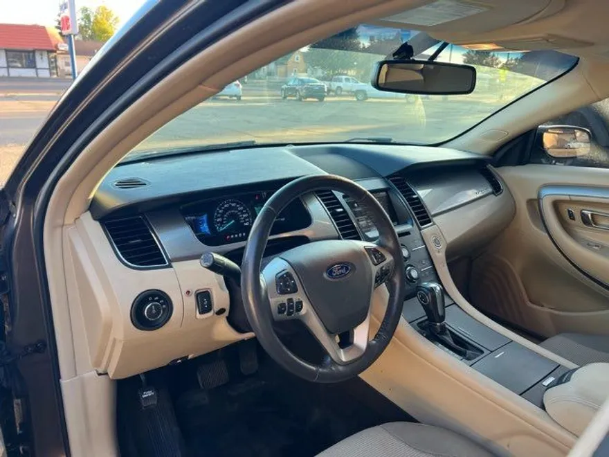 2015 Ford Taurus SEL photo 1