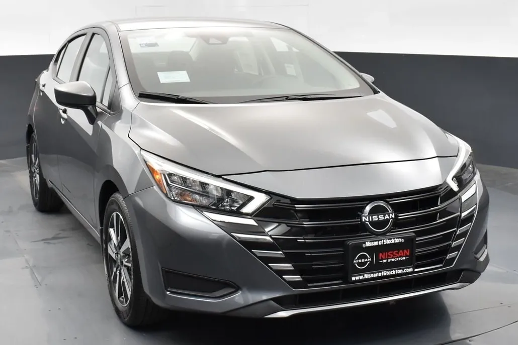 2025 Nissan Versa 1.6 SV photo 1