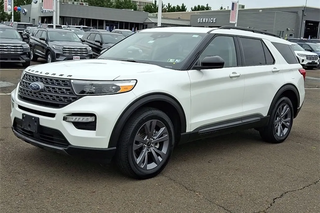 2023 Ford Explorer XLT photo 1