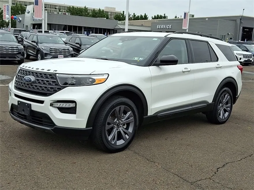 2023 Ford Explorer XLT photo 1