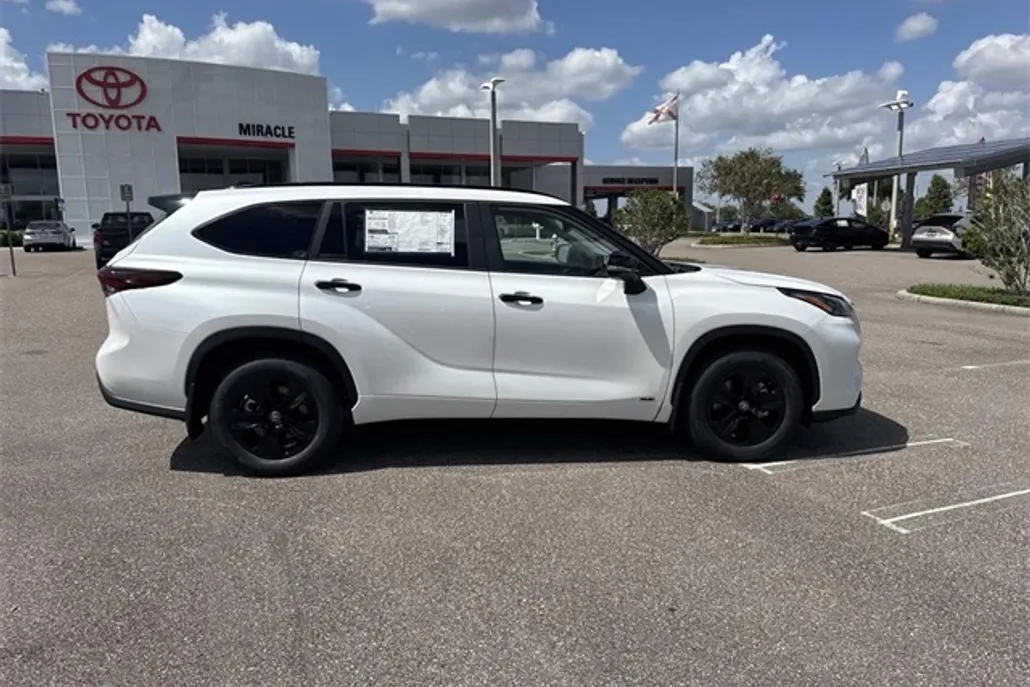 2025 Toyota Highlander Hybrid XLE photo 1
