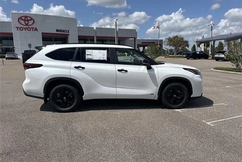 2025 Toyota Highlander Hybrid XLE photo 1