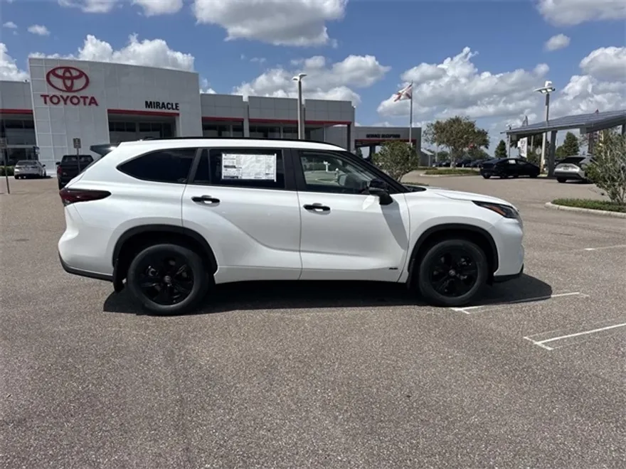 2025 Toyota Highlander Hybrid XLE photo 1