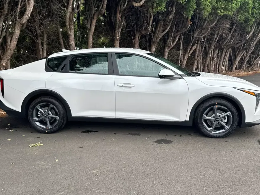 2025 Kia K4 LXS photo 1