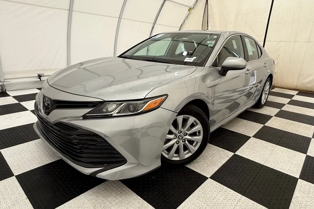 2020 Toyota Camry LE photo 1