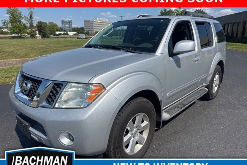 2012 Nissan Pathfinder SV photo 1