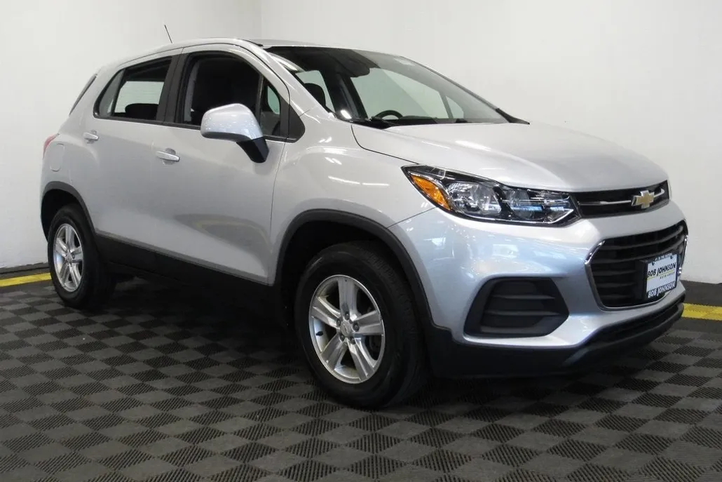 2022 Chevrolet Trax LS photo 1