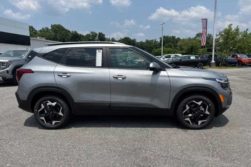 2025 Kia Seltos S photo 1