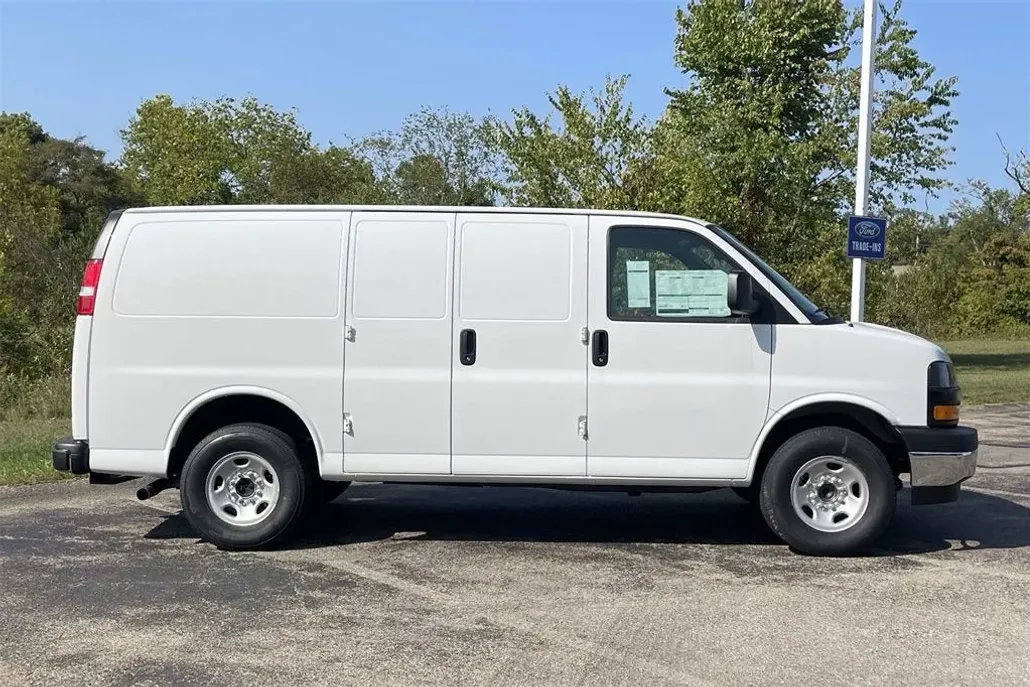 2024 Chevrolet Express Cargo 3500 photo 1