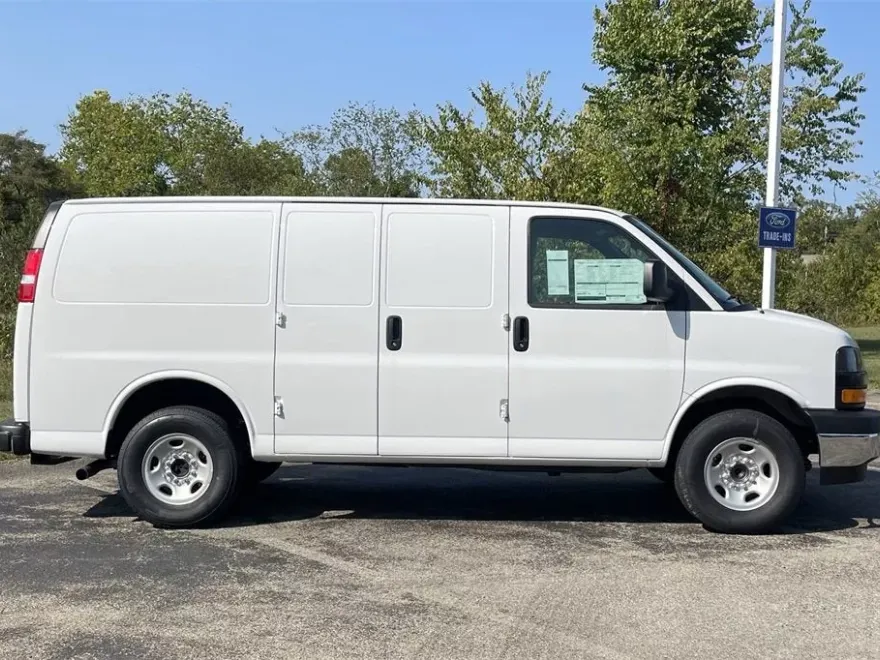 2024 Chevrolet Express Cargo 3500 photo 1