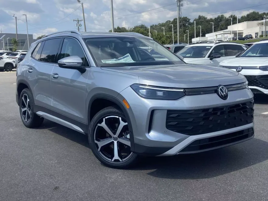 2025 Volkswagen Tiguan SE photo 1